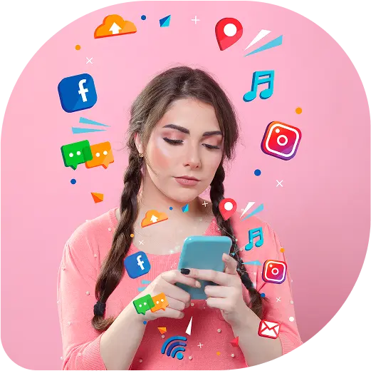 Mujer revisando en el móvil notificaciones de redes sociales, email y campañas